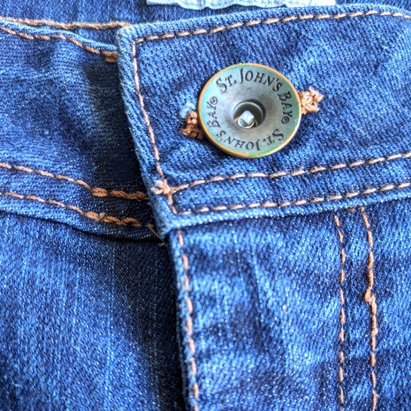 (2/$25) St John's Bay cropped blue jeans knee-length denim shorts - Picture 2 of 14